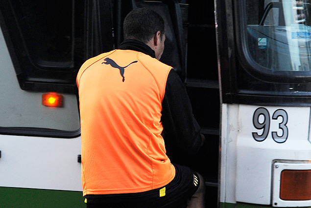 Darío Rodríguez subiendo al ómnibus luego del segundo entrenamiento en el Centro de Alto Rendimiento de Solymar.