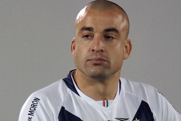 El "Tanque" Silva metió los tres goles de Lanús en el primer partido en su nuevo club.