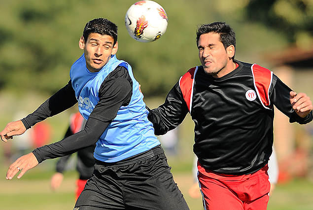 Carlos Santucho se anticipa a Sebastián Taborda y despeja de cabeza. El Tanque Sisley venció 4:1 a River Plate.