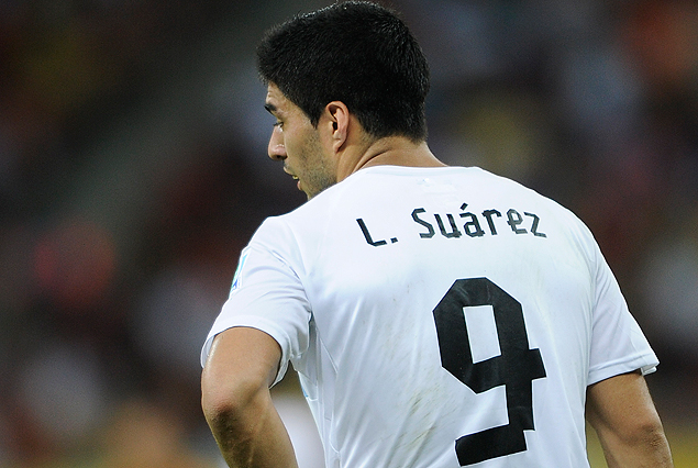 Luis Suárez, con la camiseta de alternativa de la selección uruguaya. ¿Se volverá a vestir de blanco?