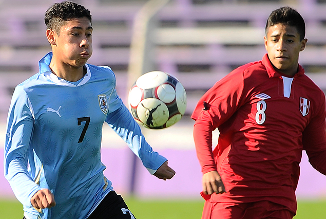 Franco Martínez sale jugando ante la marca peruana, en el encuentro a nivel Sub 15. 