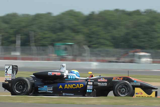 Santiago Urrutia en pista.