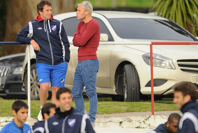 Rodolfo Arruabarrena conversa con Israel Damonte, en la despedida del volante argentino en Los Céspedes. Los hasta hoy sus compañeros en pleno trabajo en la cancha número 1 de Los Céspedes. 