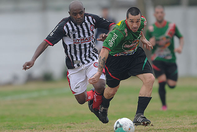 Serafín García escapa a la marcación de Oscar Javier Morales.