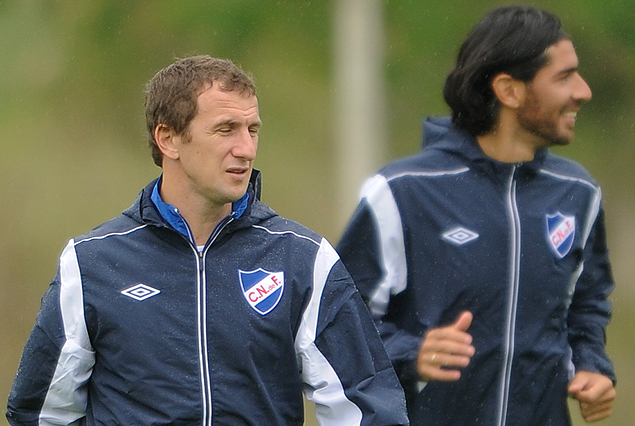 Rodolfo Arruabarrena, los titulares volvieron a perder. Sebastián Abreu, apronta las valijas. Se va a Rosario Central.