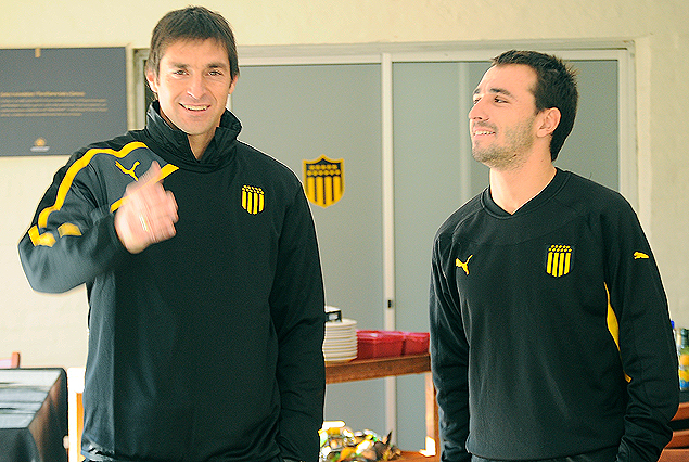 Diego Alonso y Emiliano Albin de reencuentro en Los Aromos. 