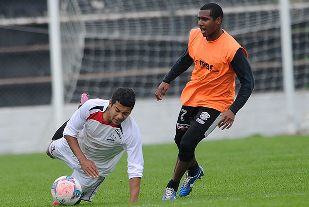 Carlos González va al piso para cortar el pase a Federico Rodríguez. 