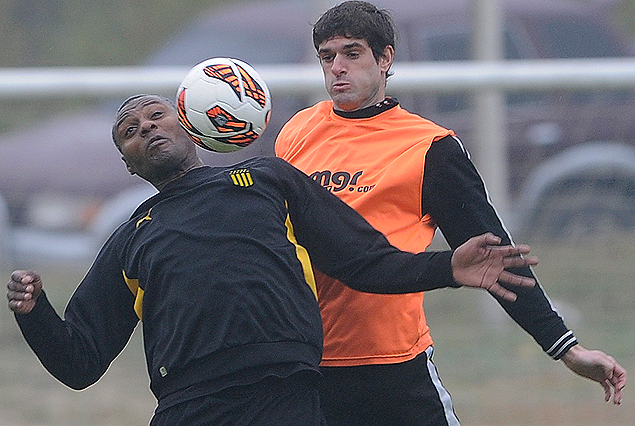 Zalayeta y Bueno en busca del balón.