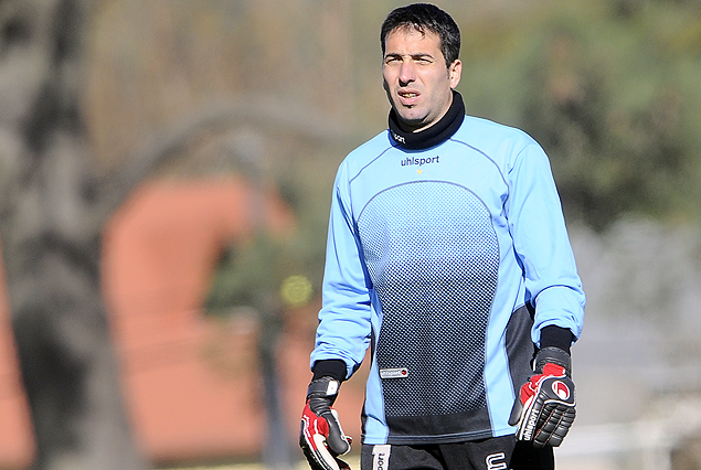 Adrián Barbia al arco de Miramar Misiones ante El Tanque Sisley.