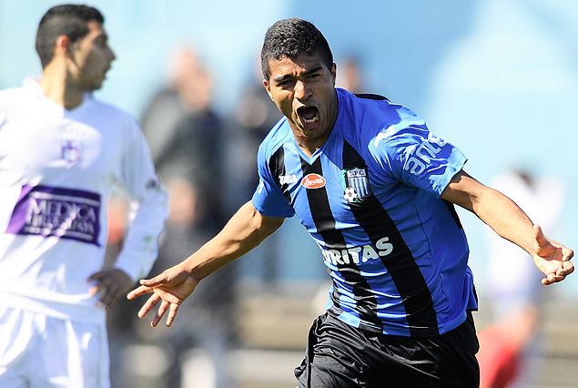 Rodrigo Aguirre se llena la boca de gol, Defensor lo sufre. Victoria agónica para los de Belvedere. 