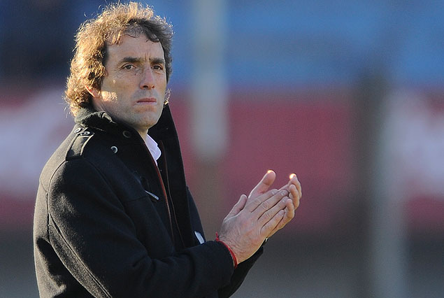 Guillermo Almada, entrenador de River Plate, aplausos para la gran victoria.