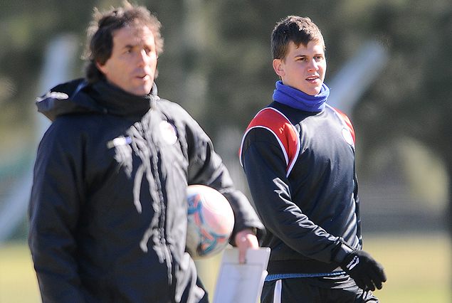 El técnico Guillermo Almada junto a Leandro Rodríguez que se subió el once titular. 