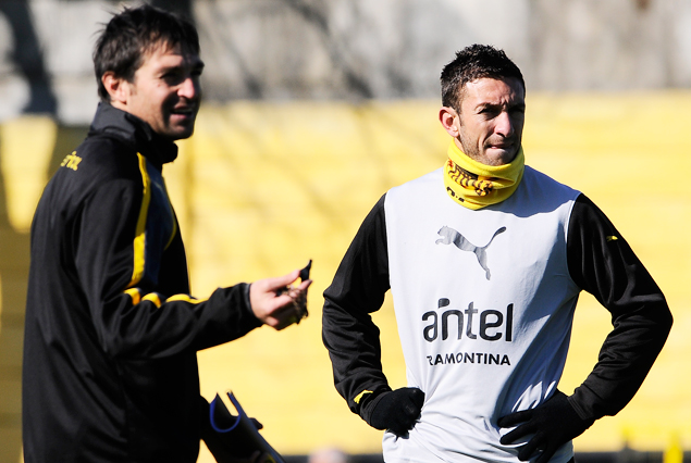 Diego Alonso y Joe Emerson Bizera en un momento del entrenamiento aurinegro este jueves en Los Aromos. 
