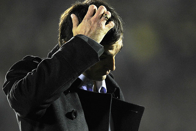 Diego Alonso, entrenador de Peñarol, en la desilusión final de los aurinegros. 