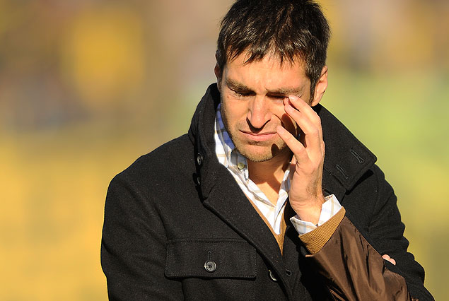 Diego Alonso, entrenador de Peñarol, preocupado por la derrota. 