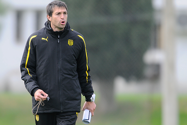 Diego Alonso en pleno trabajo, aprontando el equipo del debut. 