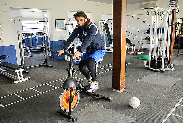 Iván Alonso en el gimnasio de Los Céspedes realizando ejercicios en la bicicleta. 