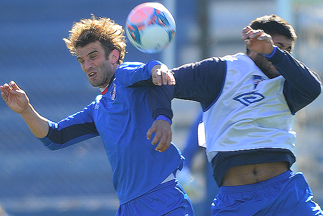 Iván Alonso va arriba ante la marca de Nicolás Olivera. 