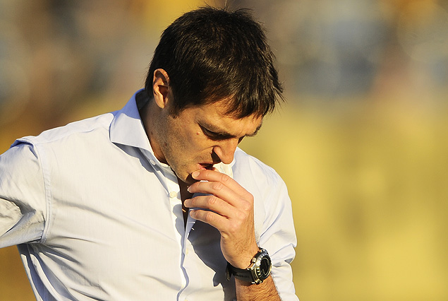 Diego Alonso, el técnico de Peñarol, no lo puede creer en el final del partido que consumó la derrota 3:2 con Rentistas.