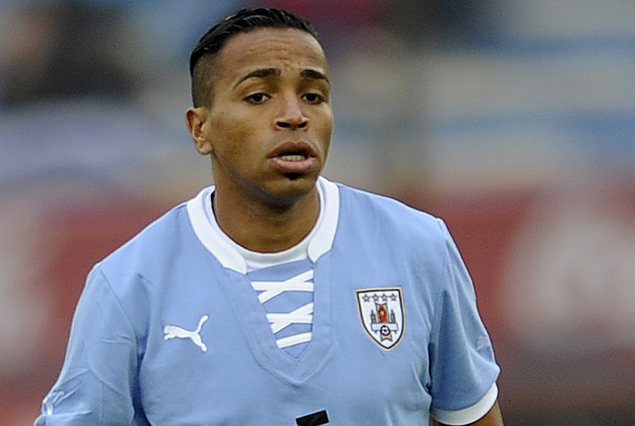 Alvaro Pereira se acerca al Tottenham.