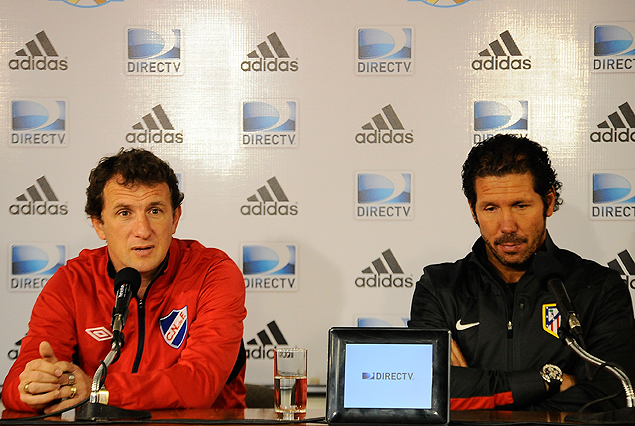 Rodolfo Arruabarrena, DT de Nacional y Diego Simeone, DT de Atlético Madrid, en conferencia de prensa en el Estadio Centenario.