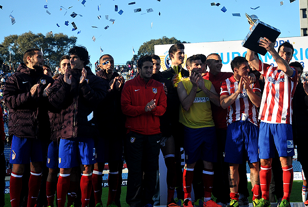 El capitán de Atlético de Madrid, Gabi. levanta la copa Euroamericana. El equipo español ganó en el Estadio Centenario.