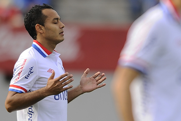El zaguero paraguayo Ismael Benegas rezando antes del partido, con toda la fe en su debut tricolor.