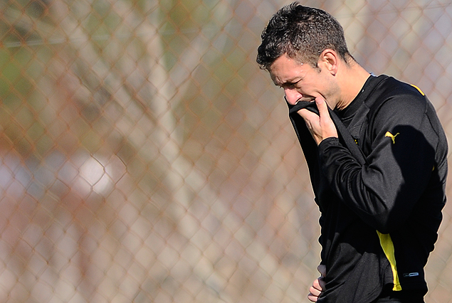 El zaguero Joe Bizera camino al vestuario con prevención, salió antes del entrenamiento en el primer grupo. 