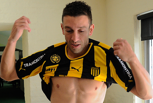 Joe Bizera se puso la camiseta de Peñarol en Los Aromos. 