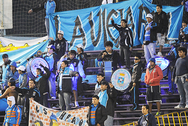 Los hinchas del Blooming boliviano, con sus bombos alentaron a su equipo.