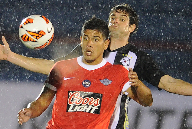 El paraguayo Jorge Recalde intenta dominar el balón marcado por el bohemio Gastón Bueno.