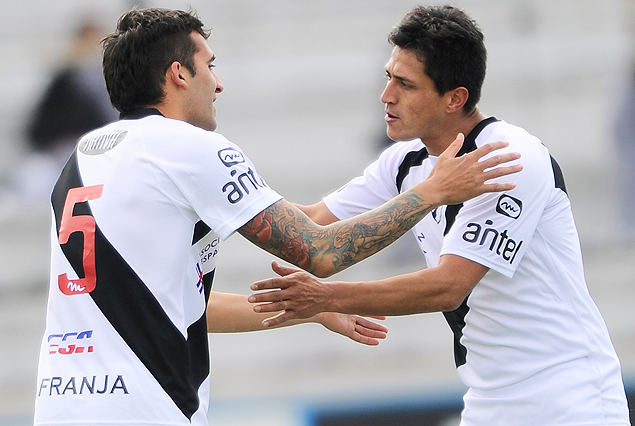 Pablo Míguez ingresando por Fabián Canobbio.