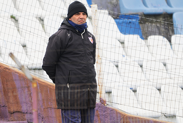 Lorenzo Carrabs espera al "9" que pidió para suplir la salida de Miguel Puglia.