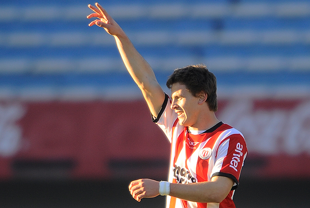 El juvenil Diego Casas dedica el cuarto gol darsenero. Otra promesa de la cantera dejó su marca en las redes del Estadio Centenario.