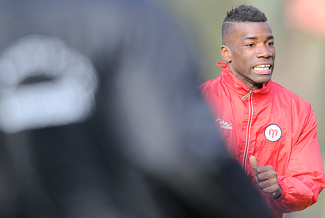 El colombiano Flavio Córdoba, en el último entrenamiento darsenero en el complejo de Colón. El colombiano no se mueve de la zaga.