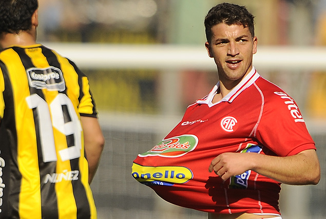 Gabriel Costa en el festejo de la apertura que sorprendió a Castillo y siguió camino a la red. 