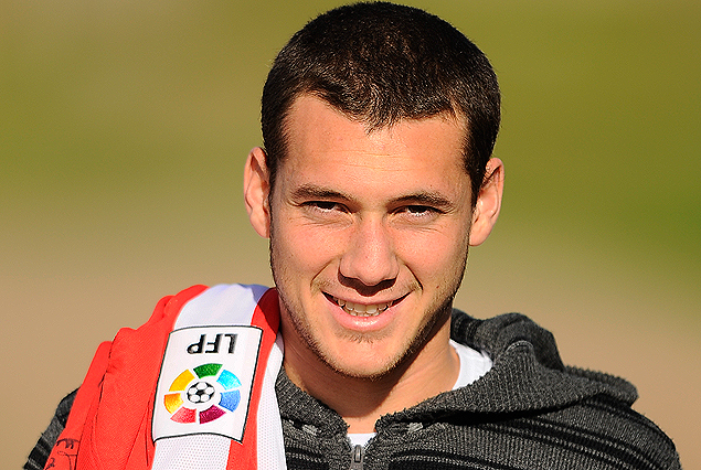 Sebastián Cristóforo con la camiseta de Sevilla al hombro.