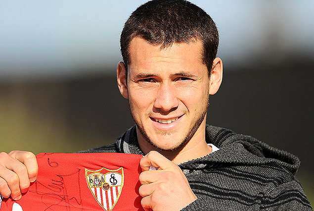 Sebastián Cristóforo firmó contrato con Sevilla por cinco años y fue presentado el lunes. 
