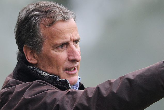 Juan Pedro Damiani, presidente de Peñarol, salió a la cancha por el Estadio. "No se por qué tanto recelo, es la obra más mirada del pais"