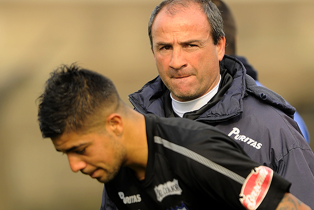 Eduardo Favaro, entrenador negriazul, en pleno entrenamiento en Lomas de Zamora. 