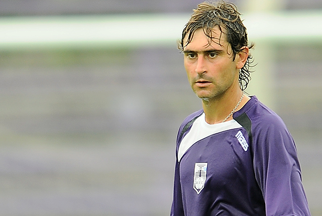 Andrés Fleurquin, capitán violeta, va en la zaga frente a Juventud. 