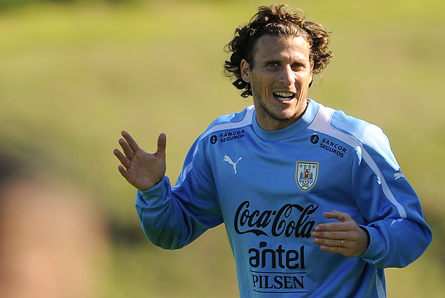 Diego Forlán en pleno entrenamiento en el complejo deportivo de la AUF. El goleador se encuentra en nuestro país autorizado por Inter de Brasil.