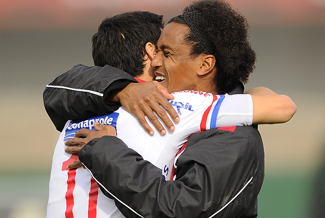 Ignacio González y "Cafú" Barbosa, el abrazo de los hoy rivales, ayer campeones con Danubio en 2004.