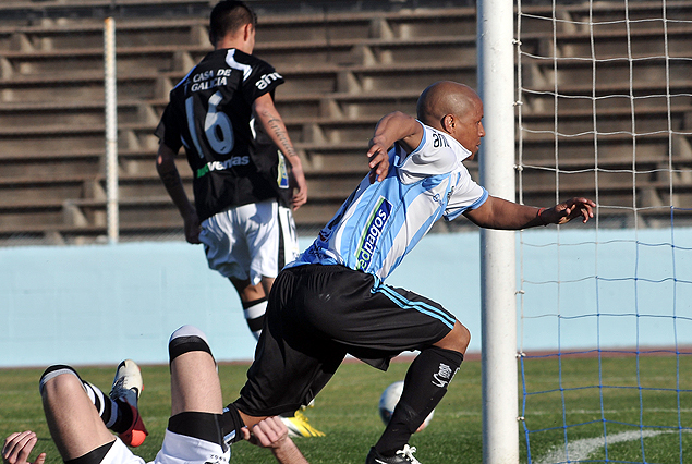 "Romario" Acuña en la carrera del goleador luego del grito máximo y el lamento de Wanderers.