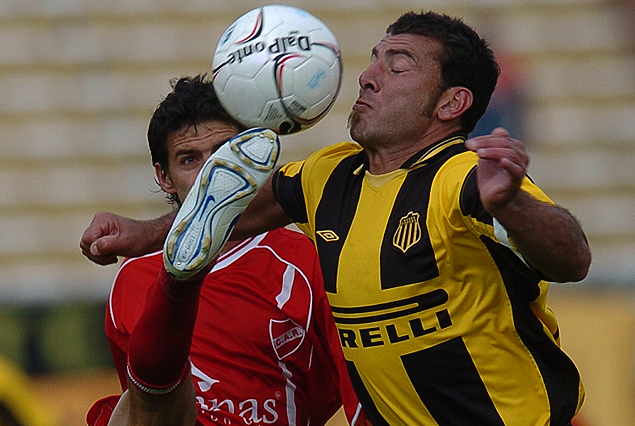 Los números de Rentistas-Peñarol. Gabriel Cedrés e Ibarra por el balón.