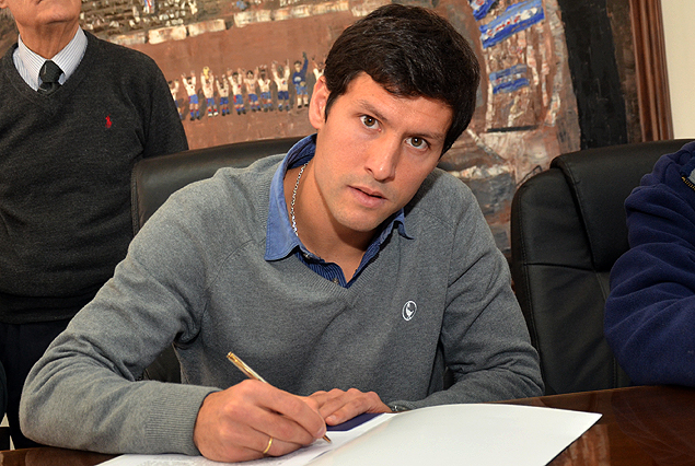 El momento de estampar la firma con los tricolores, por dos años con opción a uno mas.