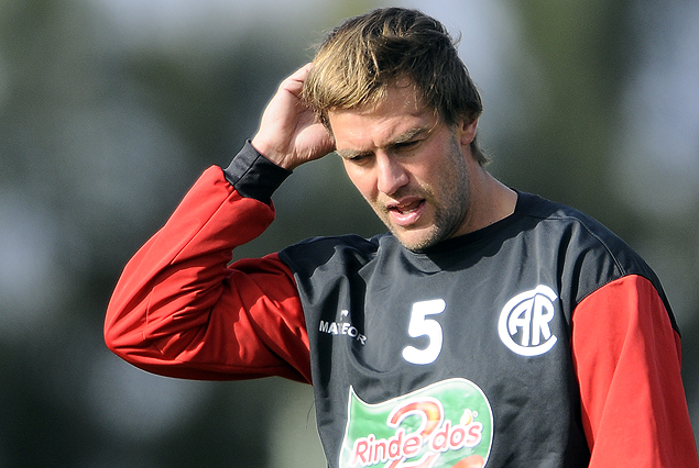 Ignacio Ithurralde en la defensa de los rojos ante Nacional.