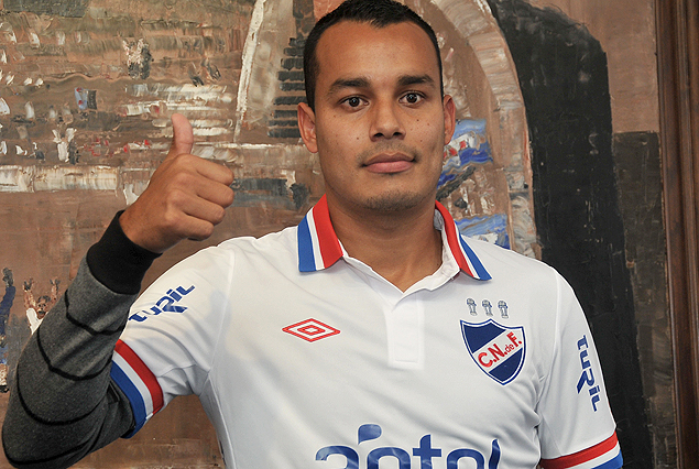El defensor paraguayo Ismael Benegas, se puso el lunes por la tarde en la sede de la Av. 8 de Octubre, la camiseta de Nacional.