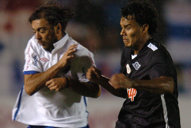 El paraguayo Ismael Benegas en la marca de "Chino" Recoba, en partido Nacional 1:2 Libertad, en el Parque Central, de la Copa Libertadores 2012.