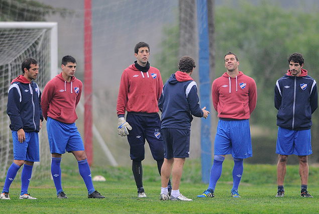 Arruabarrena explica lo que pretende a Pablo Alvarez, De los Santos, Bava, Scotti y Juan Manuel Díaz. Se viene un 4-4-2.